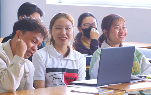SINH VIÊN ĐÔNG Á NÔ NỨC QUAY TRỞ LẠI TRƯỜNG SAU NGHỈ TẾT